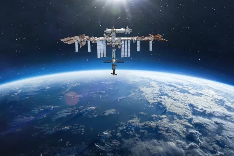Les débris d'un satellite russe envoient des astronautes se cacher dans leurs capsules spatiales
