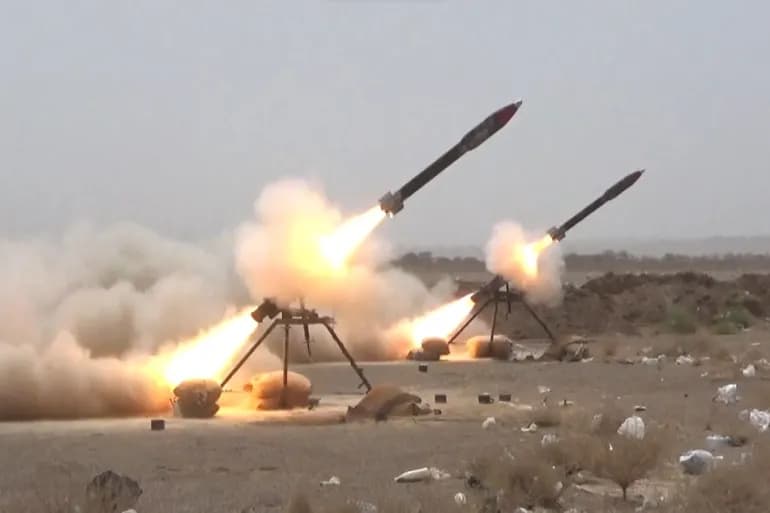 Les Houthis ont diffusé des scènes de lancement d'un missile balistique vers un navire israélien
