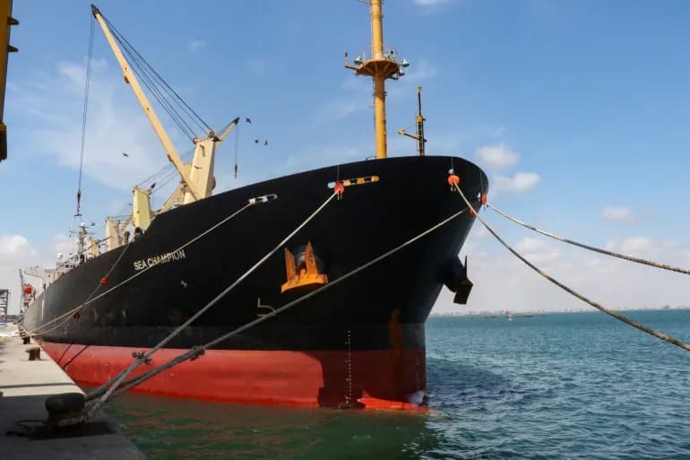 L'équipage d'un cargo a été évacué après avoir été touché par une attaque des Houthis