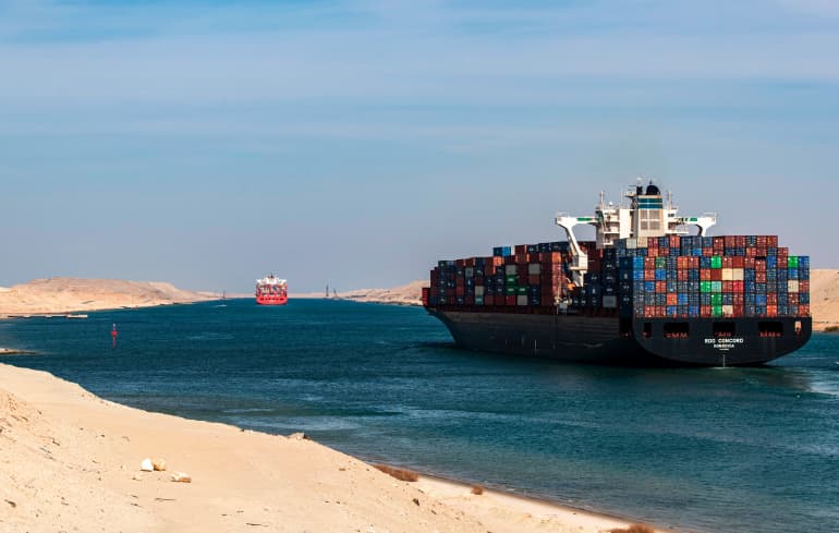Les revenus du canal de Suez diminuent de 7,4% et les envois de fonds des migrants diminuent