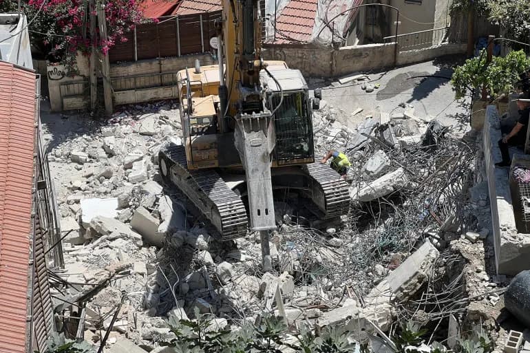 L'occupation démolit des maisons et des installations à Jérusalem et arrête 4 Palestiniens