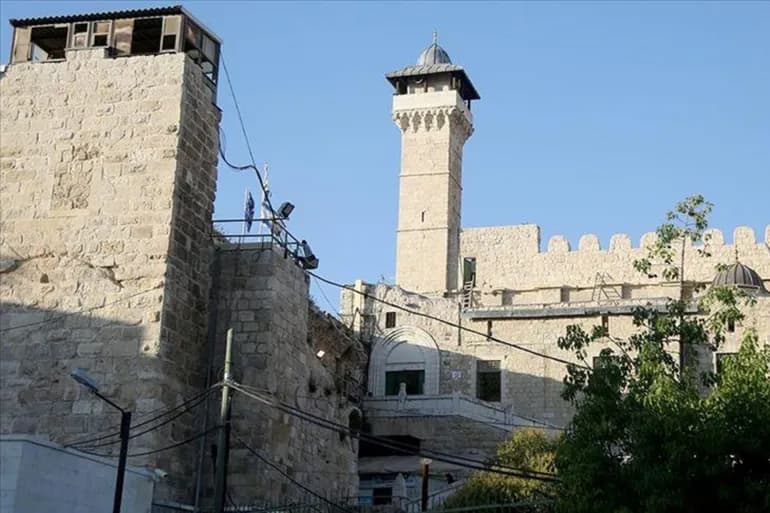 Fondations palestiniennes : le toit de la mosquée Ibrahimi par l'occupation est une violation visant à la judaïser