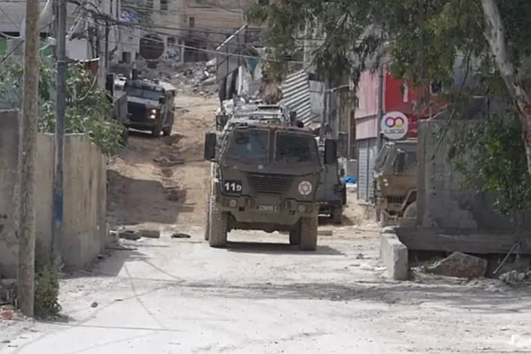 L’occupation assiège Tulkarem, affronte des combattants de la résistance et prend d’assaut des villes de Cisjordanie
