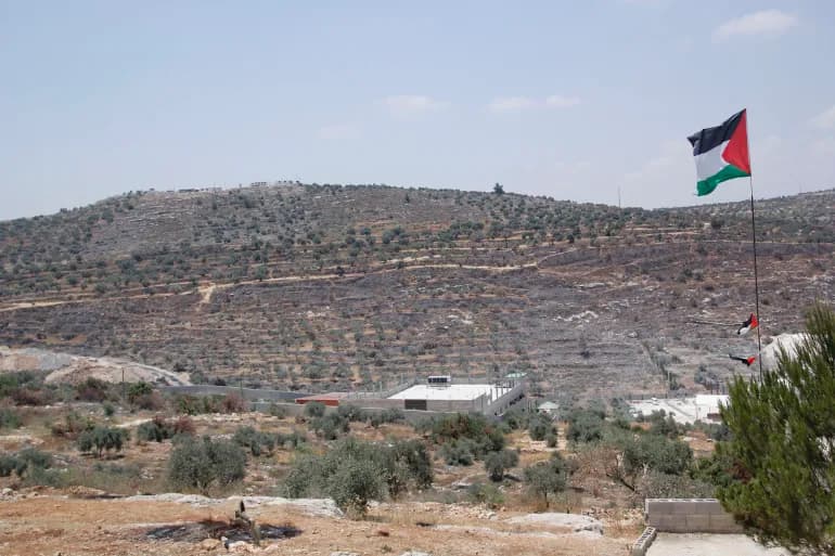 Un certain nombre de Palestiniens étouffés par les gaz lacrymogènes lors des affrontements avec l'occupation en Cisjordanie