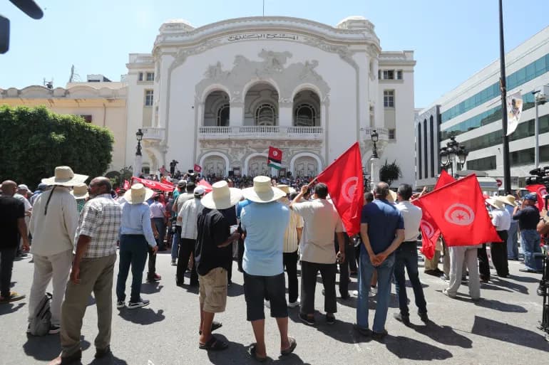 Une manifestation en Tunisie pour réclamer la libération des opposants et des journalistes