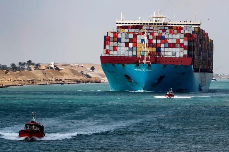 Les revenus du canal de Suez baissent de 23,4 % alors que les navires évitent la mer Rouge