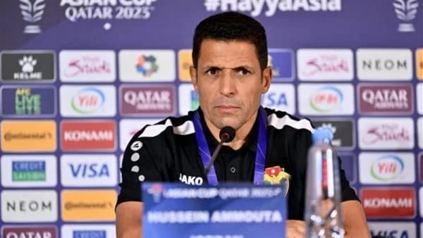 L'entraîneur Hussein Ammouta entraîne l'équipe de football émiratie d'Al Jazira