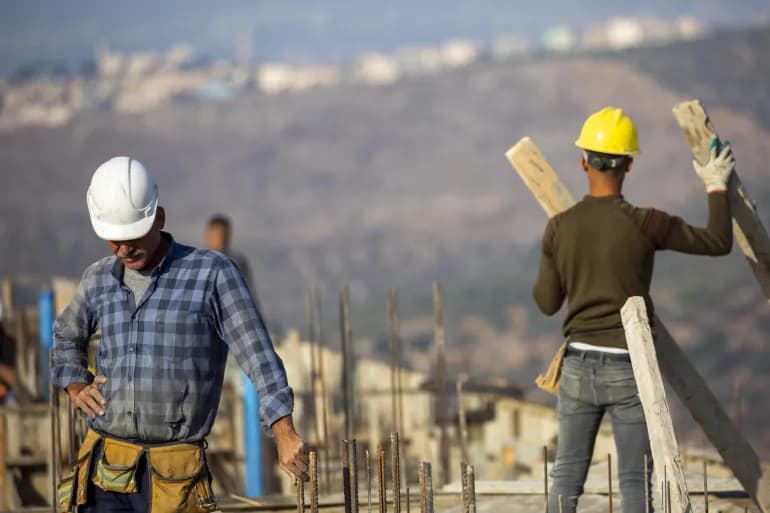 L’interdiction imposée aux travailleurs palestiniens après les inondations d’Al-Aqsa menace d’effondrement le secteur israélien de la construction