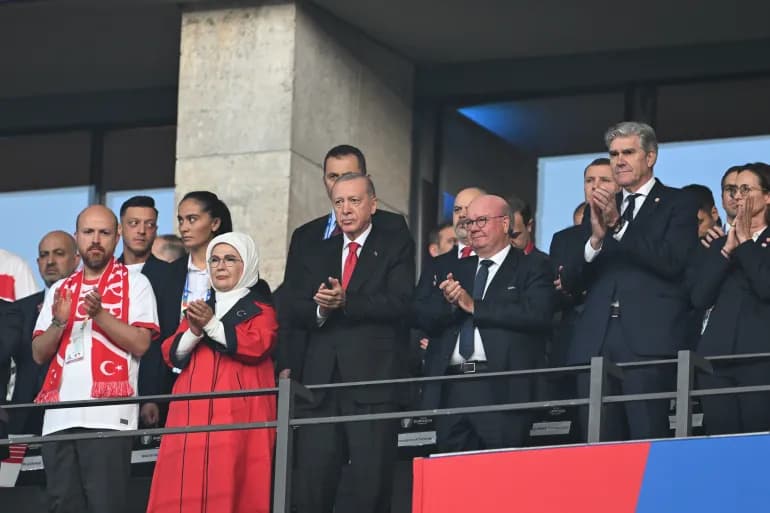 Erdogan qualifie la suspension de Demiral de "politique" et Özil soutient le défenseur turc