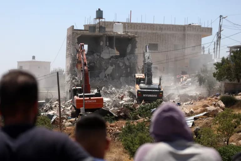 Ils y vivaient avant la création d'Israël. Comment l'occupation force-t-elle les Palestiniens à démolir leurs maisons de leurs propres mains ?