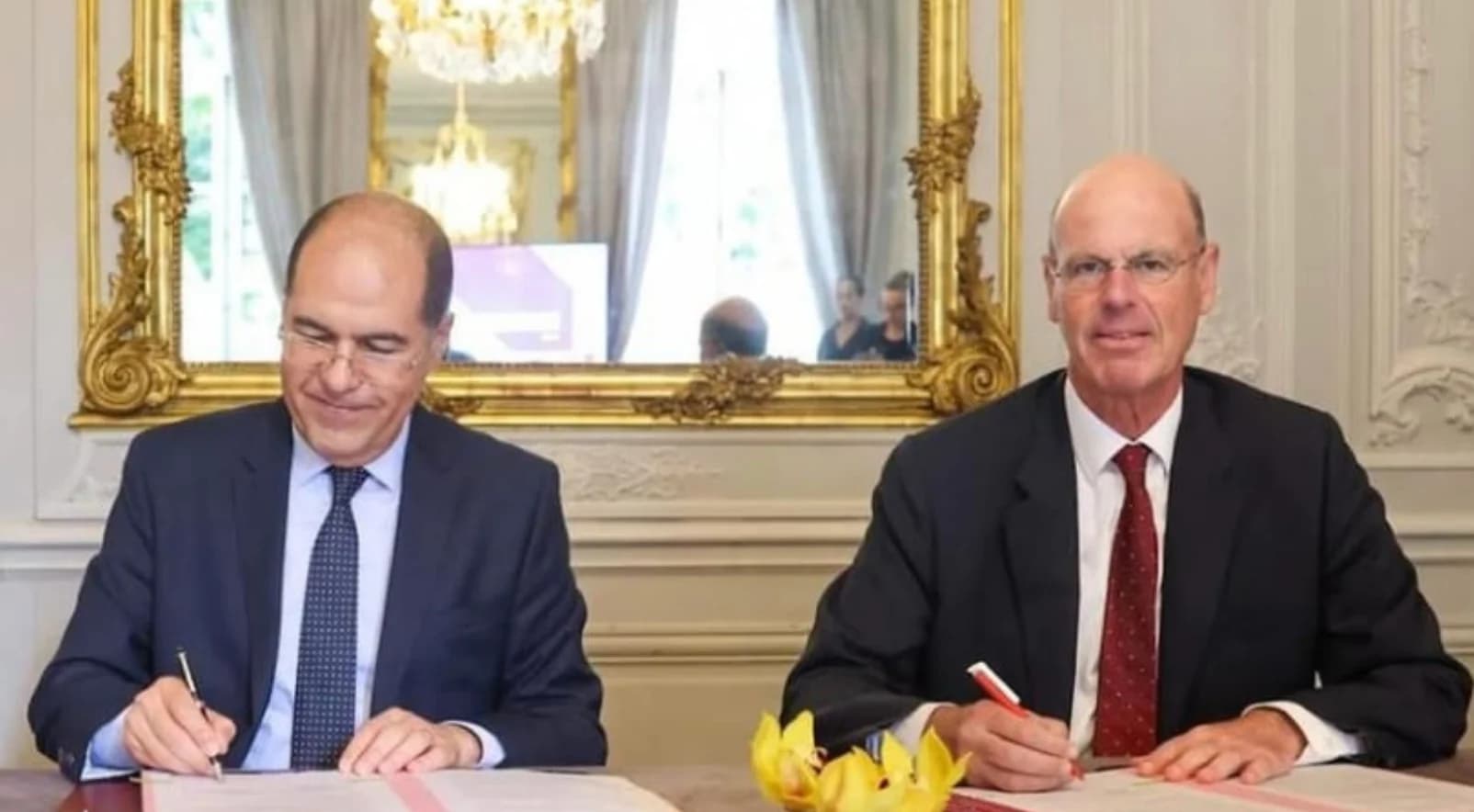 Signature d'une convention de partenariat entre CDG et la Caisse des Dépôts française à Paris