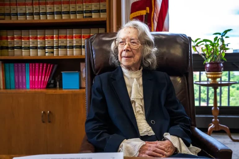 Elle a 97 ans. Un juge américain perd un procès demandant son retour au travail