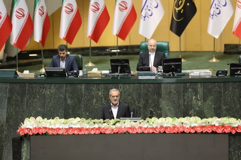 Le président iranien Masoud Pezeshkian prête le serment constitutionnel
