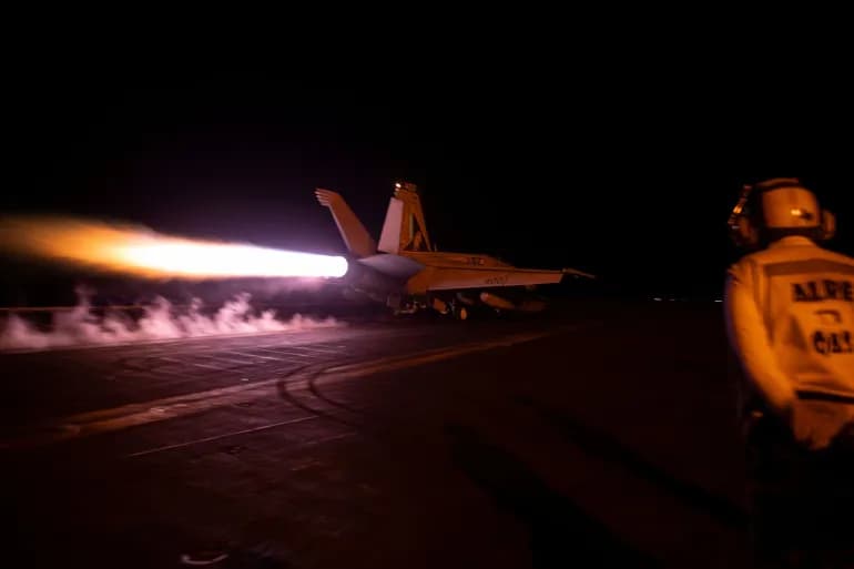 Al-Houthi : 3 raids américano-britanniques sur l'aéroport de Hodeidah, à l'ouest du Yémen
