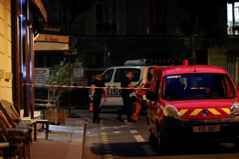 Un mort et 6 blessés lorsqu'une voiture a pris d'assaut l'entrée d'un café à Paris