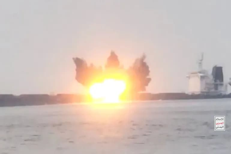 Les Houthis bombardent davantage de navires et la coalition répond