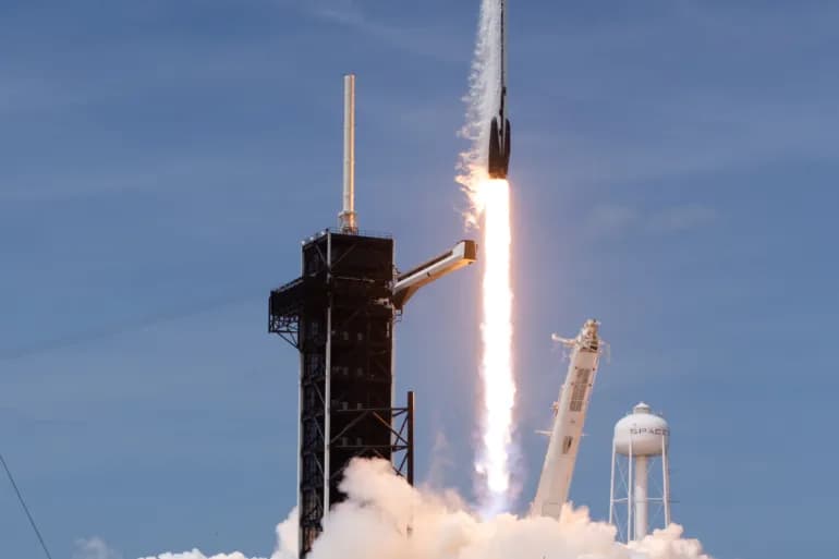 Une explosion choquante incite l'administration américaine de l'aviation à ouvrir une enquête et à suspendre les vols du Falcon 9.