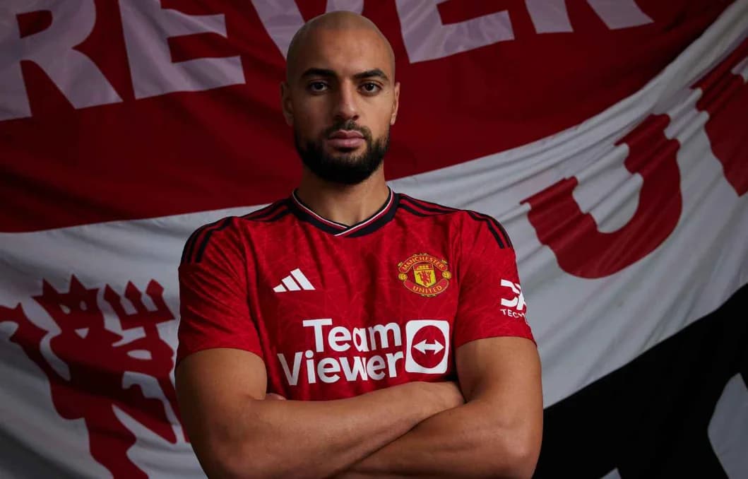 Les supporters de Manchester United soutiennent Amrabat