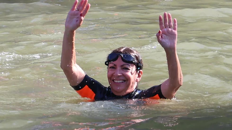 Anne Hidalgo nage dans la Seine pour marquer la propreté avant les JO de Paris