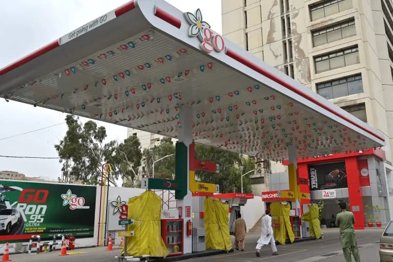 Une grève paralyse les stations-service au Pakistan pour protester contre la nouvelle taxe