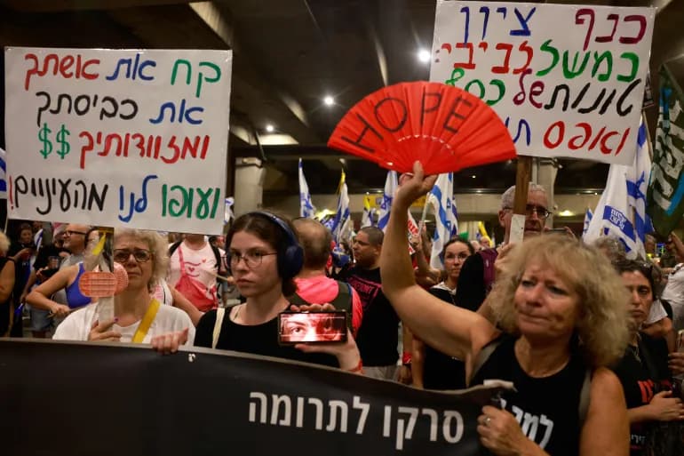 Des centaines d'Israéliens manifestent à l'aéroport avant le départ de Netanyahu pour Washington