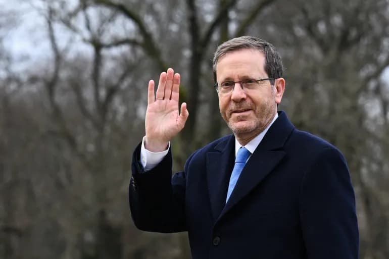 Des problèmes de sécurité empêchent le président israélien de descendre de son avion à Paris pendant 40 minutes