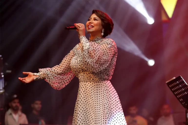 Sévères passages à tabac et accusations de vol… Sherine Abdel Wahab est de nouveau au commissariat