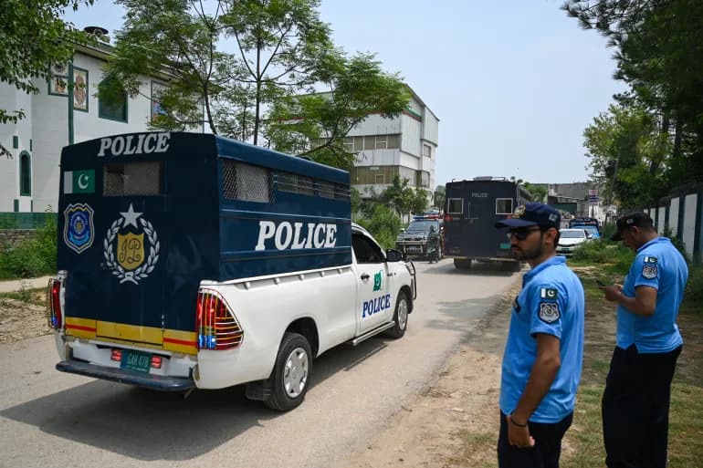 La police pakistanaise fait une descente au siège de Tehreek-e-Insaf et arrête brièvement son président