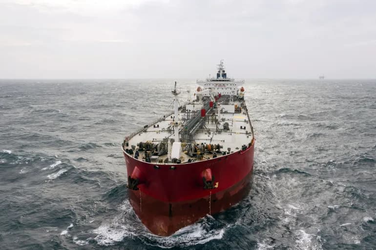 Sauver 9 membres d'équipage d'un pétrolier qui a chaviré au large d'Oman