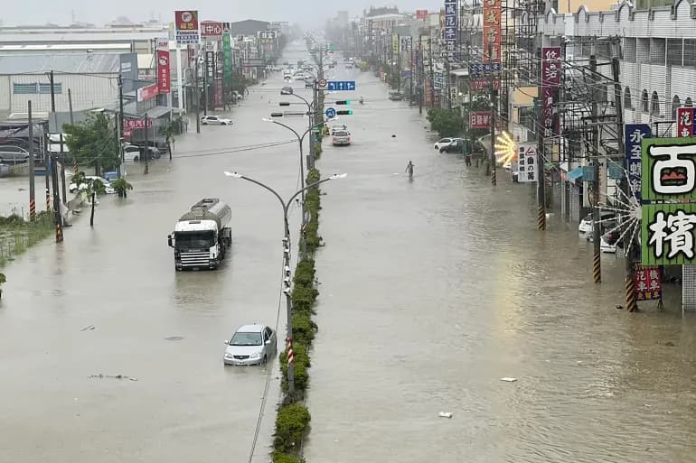 Le typhon Gaime coule un pétrolier et un navire, faisant des centaines de victimes aux Philippines et à Taiwan