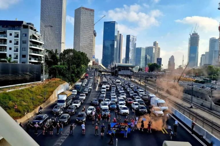 Des familles de détenus bloquent une rue principale de Tel Aviv et Lapid appelle à la fin de la guerre