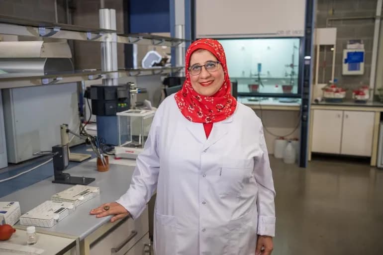 "Adapter le hijab"… Un appel à inclure les chercheuses musulmanes dans les normes de sécurité des laboratoires