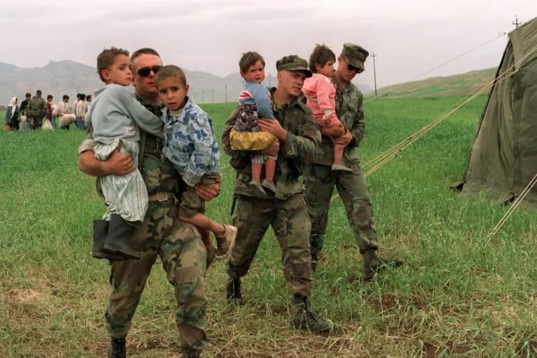 Interventions humanitaires armées et masque d'agneau sur la face du loup