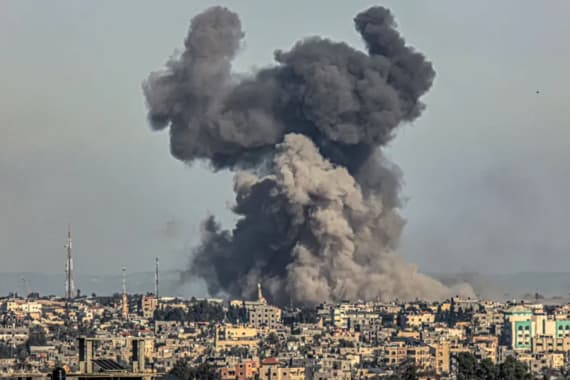 Des dizaines de martyrs et de blessés à Gaza et l'occupation pousse des milliers de personnes vers un nouvel exode