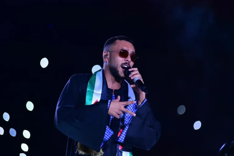 Le châle palestinien décore le Festival d'été de Benghazi. Les stars du rap sont au premier rang des supporters.