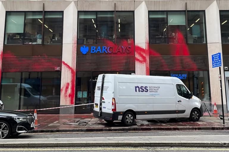 Après les manifestations… le britannique Barclays a l'intention de se retirer du marché obligataire israélien