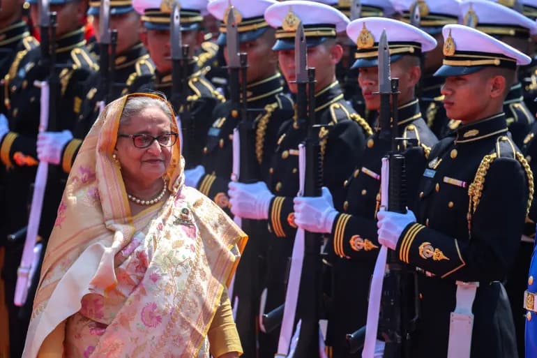 Sheikh Hasina fuit le Bangladesh et l'armée envisage de former un gouvernement intérimaire