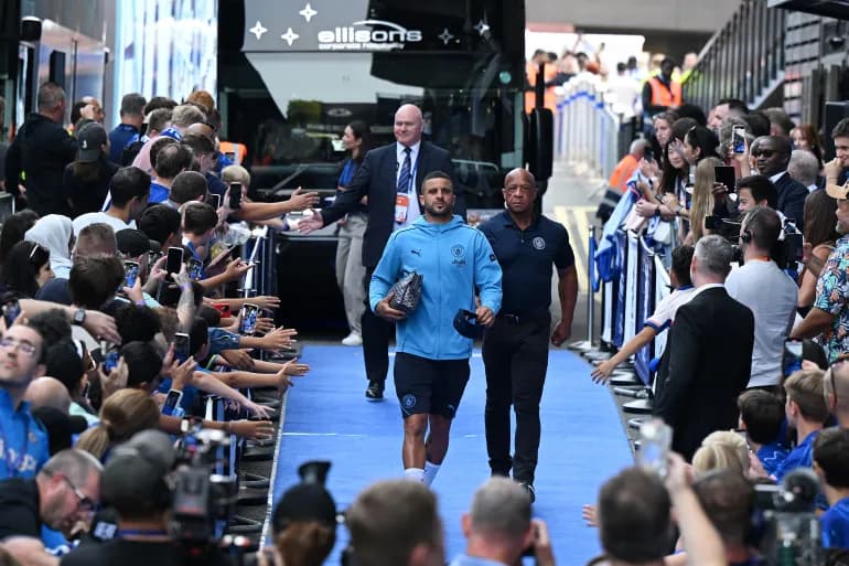 Il possède deux palais et vit dans un appartement… une étrange histoire sur la star de Man City, Walker
