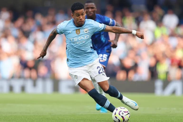 Il a hérité de son maillot et imite son style à City. Mahrez réagit à la performance de Savinho contre Chelsea