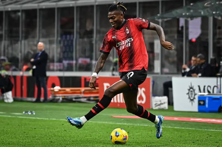 Barcelone poursuit le Portugais Leao, star de l'AC Milan