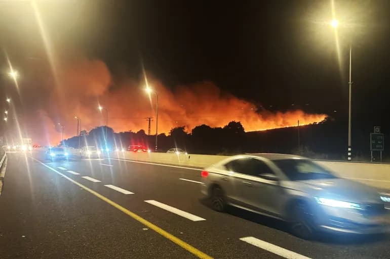 Le Hezbollah bombarde Nahariya avec des missiles et déclenche des incendies en Galilée