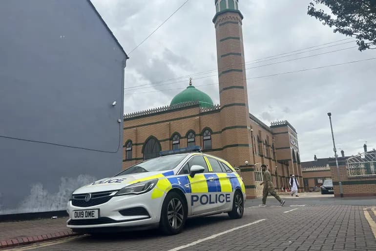 Un homme politique britannique a été arrêté et appelé à « égorger » les émeutiers