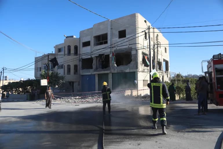 Un martyr, des raids en Cisjordanie et l'occupation fait exploser les maisons de deux prisonniers