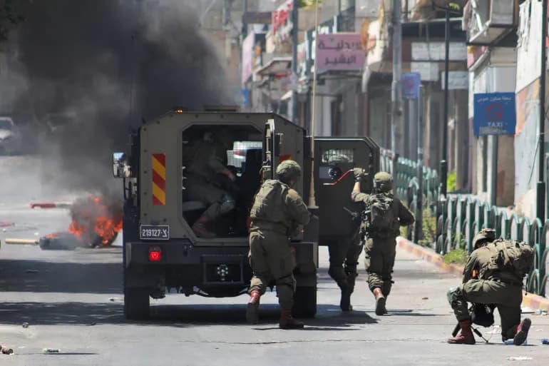 L'occupation brûle des véhicules et un marché à Naplouse et renforce ses forces dans le nord de la Cisjordanie