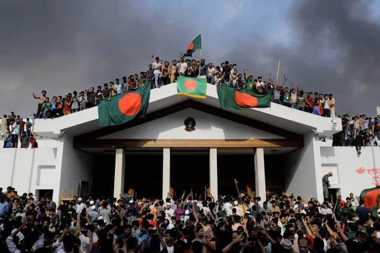 « Méfiez-vous des militaires. » Les tweeters arabes racontent leurs expériences aux révolutionnaires bangladais.