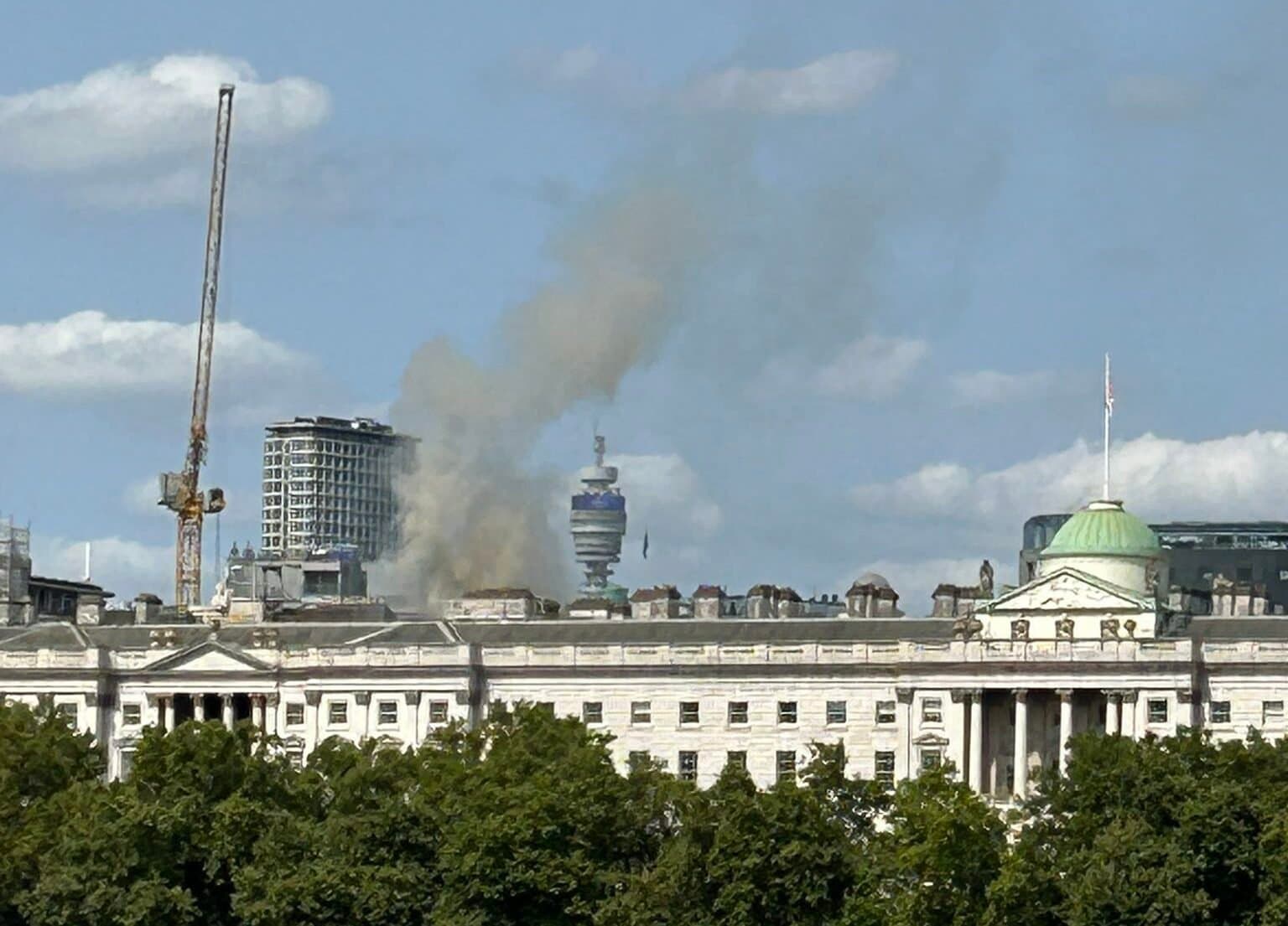 Londres: Incendie sur le toit de la Somerset House, 15 camions et 100 pompiers déployés