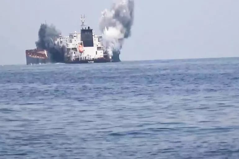 Cible de deux navires en mer Rouge et frappes aériennes sur Hodeidah