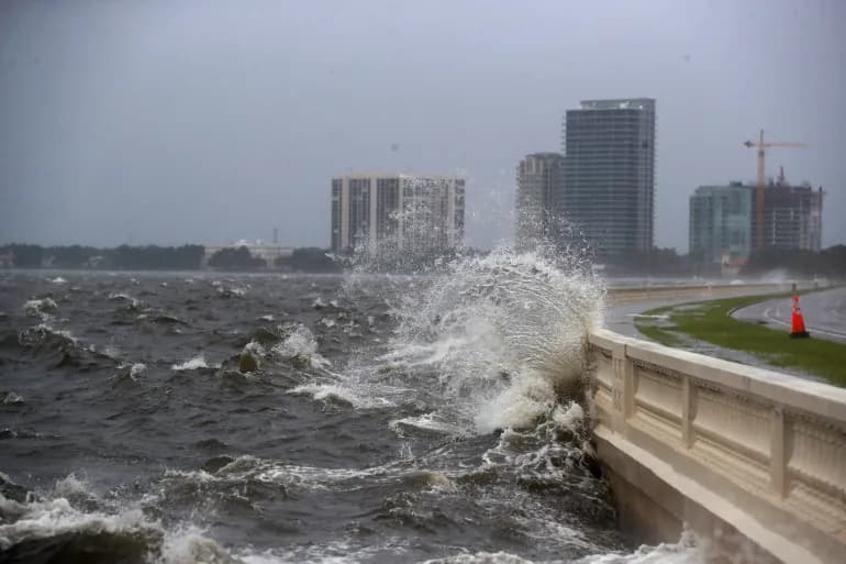 Avertissement de pluies historiques et de vagues dévastatrices dues à la tempête « Debbie »