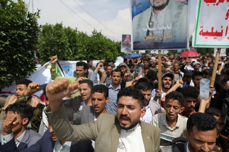Les bombardements américains ciblent les Houthis et les manifestations pro-Gaza à Hodeidah et Taiz
