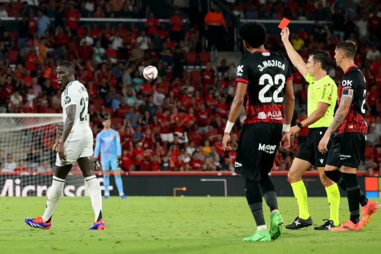 Un joueur de Majorque a été expulsé et deux penaltys ont été accordés. Le Real Madrid critique l'arbitrage du premier tour de la Liga.